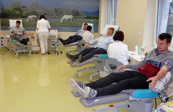 “Vitezu” Jožefu Frančeškinu (na fotografiji v ozadju) se je pridružila vsa družina.