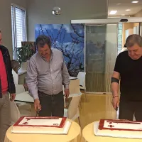 V centru za transfuzijo šempetrske bolnišnice sta danes kri stotič 
darovala Jožef Frančeškin (desno) in Vojko Uršič ter ob jubileju 
zarezala v torto.