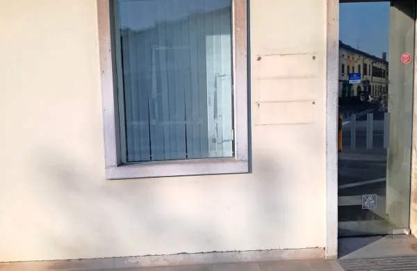 Namesto bankomata v Renčah zeva prazno okno. 