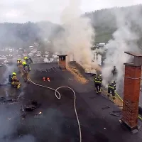 Gasilci so morali odkrivati bitumensko kritino in pod njo iskati žarišča požara. 