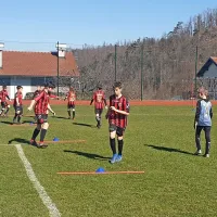 Vadba ene od selekcij NK Smukec na postojnskem atletskem in 
nogometnem stadionu.