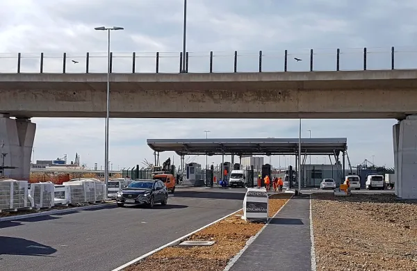Nov vhod je pod viaduktom Bonifika. Tovornjaki  bodo do njega 
pripeljali  z avtocestnega izvoza Bertoki po bertoški vpadnici mimo 
Škocjanskega zatoka,  na krožišču pa bodo zavili desno na viadukt 
Bonifika in na naslednjem krožišču na prvem izvozu zapeljali na 
povezovalno štiripasovnico do novega vhoda.  