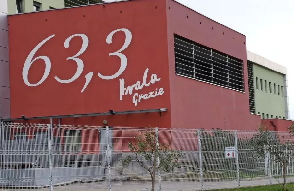 Prebarvali bodo &scaron;tevilo 63,3 na steni O&Scaron; Koper