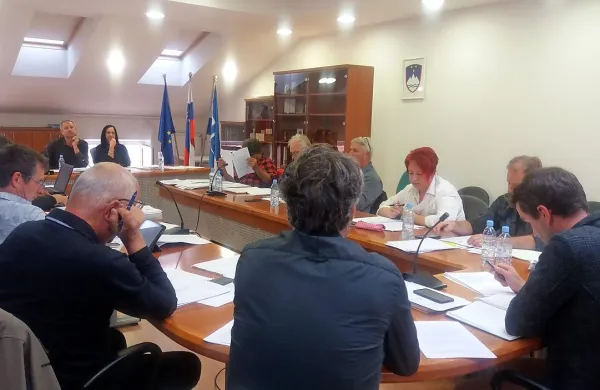 Komenski svetniki so danes  umaknili z dnevnega reda predlog o 
odvzemu naziva častni občan  Maksu Fabianiju.
