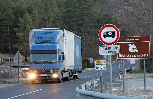 Prebivalci ilirskobistriške občine se dušijo v tovornem prometu in 
že leta prosijo za avtocesto, a se jim ta vedno znova odmika.