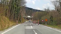 Stara cesta čez Rebrnice še čaka na nadaljevanje obnove, saj 
direkcija še ni odkupila vseh zemljišč zanjo. 