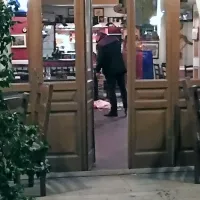 Zaradi poskusa umora so ovadili dva tujca, zaradi napeljevanja k 
umoru pa slovenskega državljana. 