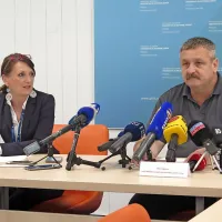 Milan Vogrinec (desno) s tiskovno predstavnico celjske policijske 
uprave Mileno Trbulin