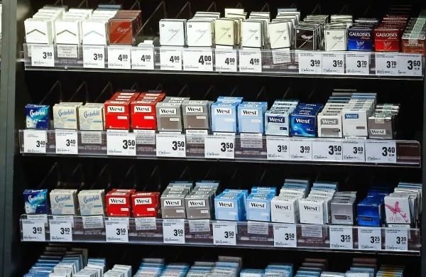 Vlada je danes zvišala trošarine za cigarete, cigare in cigarilose, 
drobno rezani tobak in drug tobak za kajenje, ki bodo v veljavo 
stopile 1. junija.