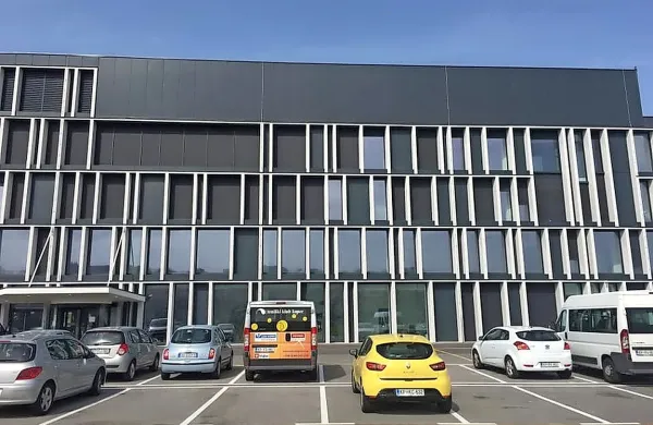 Pročelje koprskega olimpijskega bazena po odstranitvi olimpijskih 
krogov in napisa.