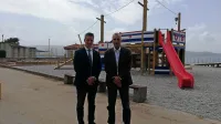Aleš Semeja, direktor Adrie Ankaran (levo) in ankaranski župan 
Gregor Strmčnik ob prenovljenem igralu na plaži. 
