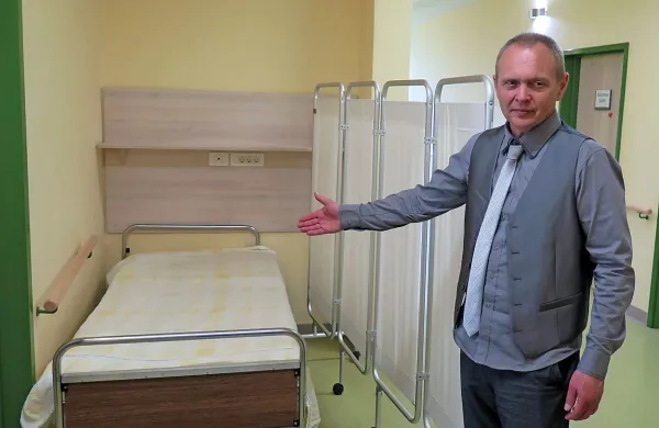 Eden od stanovalcev na varovanem oddelku spi na hodniku, saj druge možnosti v že tako prenatrpanih sobah ni 
bilo, je povedal direktor Matjaž Prelc.