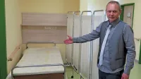Eden od stanovalcev na varovanem oddelku spi na hodniku, saj druge možnosti v že tako prenatrpanih sobah ni 
bilo, je povedal direktor Matjaž Prelc.