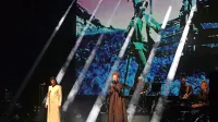 Po umirjenem, melodičnem in pop začetku so Laibach v drugi 
polovici koncerta z instrumentalnim stampedom zaružili v industrial temelje. 