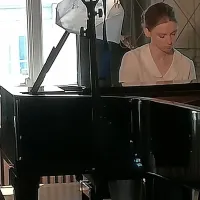 Naslovno vlogo in vrsto skladb v filmu odlično odigra mlada 
pianistka Špela Horvat. 