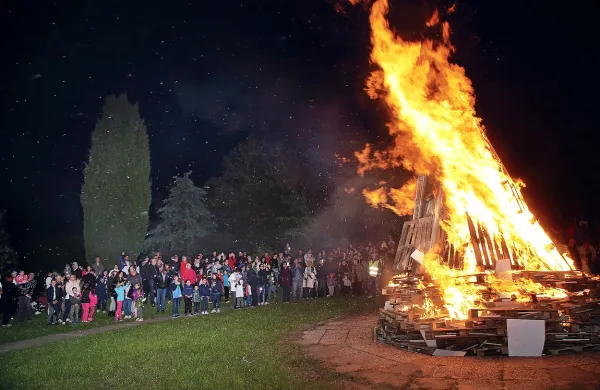 Na predvečer praznika dela v Obalni sindikalni organizaciji - KS 90 
že tradicionalno pripravijo kresovanje na Markovcu. 