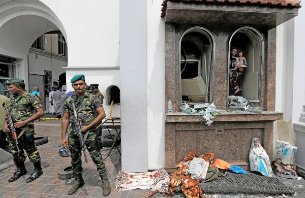  Šrilanška policija po velikonočnih napadih na cerkve in hotele 
svari pred morebitnimi novimi napadi na verske objekte.