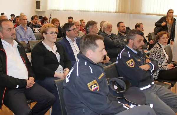 Srečanje vodstva ministrstva in policije s predstavniki občine, 
krajanov in civilne iniciative je potekalo mirno, a pogled obeh 
stani na problematiko ostaja različen.