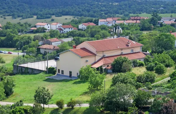 Trajnejšo rešitev parkiranja načrtuje občina ob štanjelskem zadružnem domu, vendar mora najprej 
sprejeti za to območje podroben prostorski načrt.