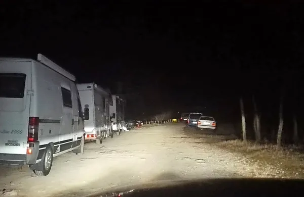 Ko so na Lijaku tekmovanja, okoli pristajališča za padalce je ponoči   slika pogosto takšna.