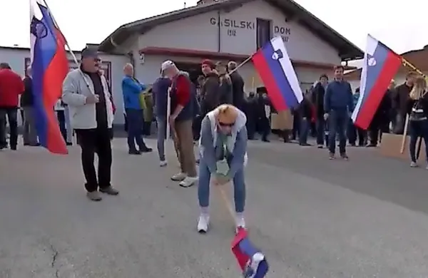 Udeleženko sobotnega protesta v Jelšanah je pri izražanju stališč 
precej zaneslo.