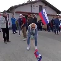 Udrihanje z zastavo v Jel&scaron;anah jo bo drago stalo