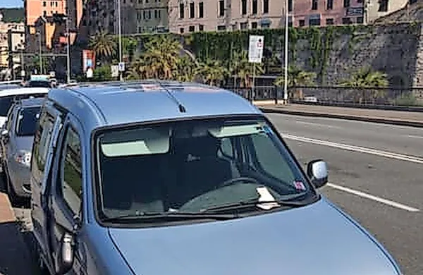 Slovenska obiskovalka Genove je ob pogledu na berlingo bistriških registracij posumila, da bi lahko šlo za ukradeno vozilo.