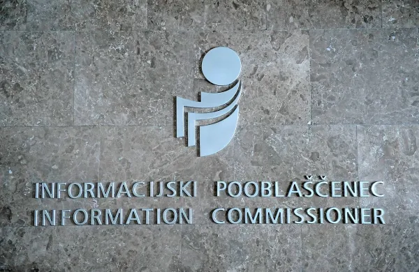 Kandidata za informacijskega poobla&scaron;čenca Mojca Prelesnik in Rajko Gerič