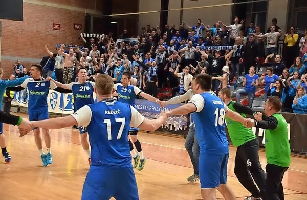 Izolani so se zmage in uvrstitve v prvo A ligo na Kodeljevem veselili 
s številnimi navijači.
