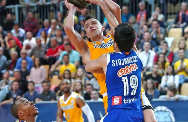 Se lahko zgodi, da bosta iz druge lige v elito napredovala oba 
finalista? Skopski MZT (v  modrih dresih) je namučil Zadar.