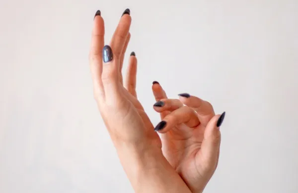 V “Češkaonici” ponujajo storitve praskanja z nohti, peresi, čopiči 
in paličicami. 