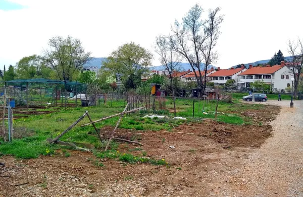 Sklad in ZPIZ se še dogovarjata o gradnji 40 do 50 varovanih 
stanovanj ob Kornu. 
