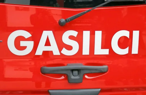 Gasilci so pogasili tleče predmete v stanovanju