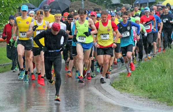 Na Čaven sta  prva pritekla Timotej Bečan (z modro kapo levo) in Simon Alič (desno, 104).