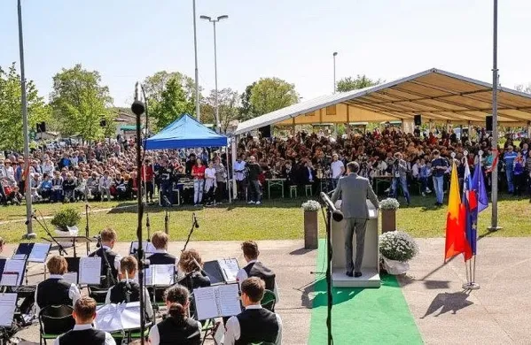 V Opatjem selu so danes pripravili tradicionalno prvomajsko 
praznovanje, ki se ga je udeležil tudi predsednik republike Borut 
Pahor.