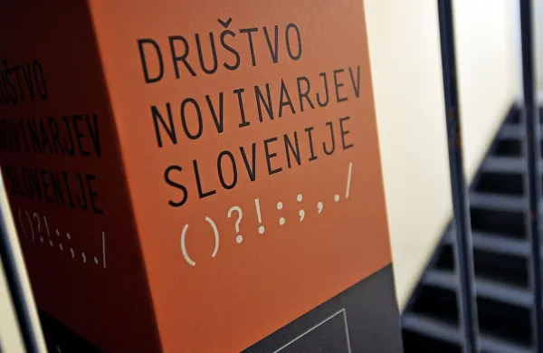 Tako v Društvu novinarjev Slovenije kot v Združenju novinarjev in 
publicistov so nezadovoljni, ker jih ministrstvo za kulturo ni že na 
začetku povabilo k sodelovanju. 