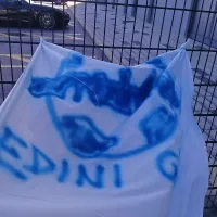 Na ograji pri službenem vhodu v prostore stadiona so pustili 
transparent z narisanim starim grbom FC Koper in napisom: Edini 
grb.