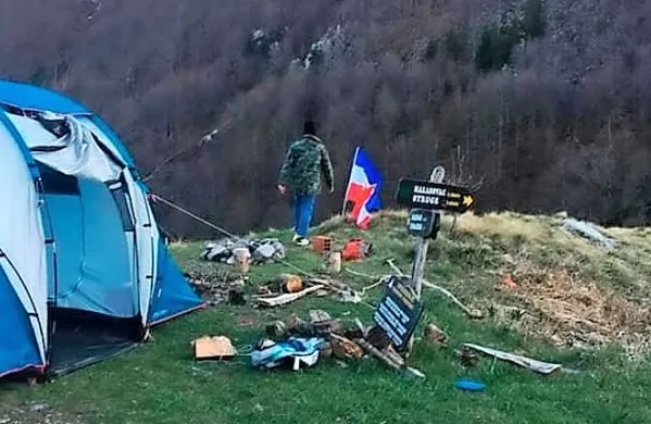 Slovenski turisti razburili z zastavo nekdanje Jugoslavije na vrhu Velebita