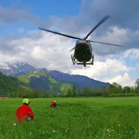 Tik nad tlemi odprl rezervno padalo
