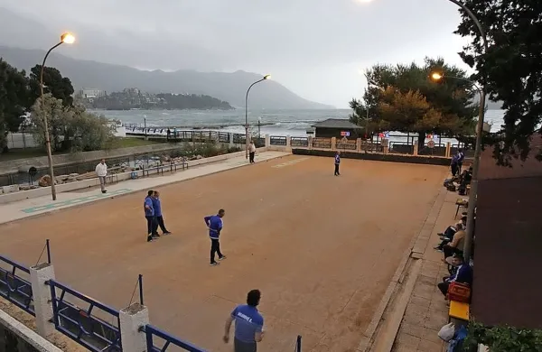 Balinišče BK Maini ob slovenski plaži v Budvi.