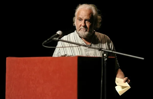 V 68. letu starosti je v petek umrl dolgoletni urednik, novinar in 
kolumnist Dela, pesnik in publicist Peter Kolšek.
