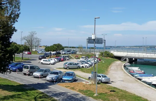 Izhodišče sprehoda bo zahodni del parkirišča pri semedelskem 
mandraču (v ozadju), nasproti semedelske cerkve.