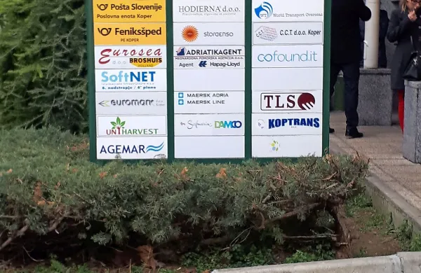 Koprska enota Pošte začasno domuje v stavbi Intereurope, kjer 
ima najete prostore.