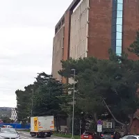 Koprska enota Pošte začasno domuje v stavbi Intereurope, kjer 
ima najete prostore. 