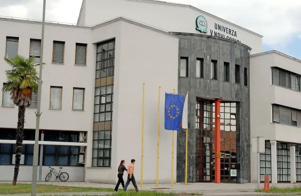 Stavbo v Rožni Dolini bodo obnovili in energetsko sanirali. 