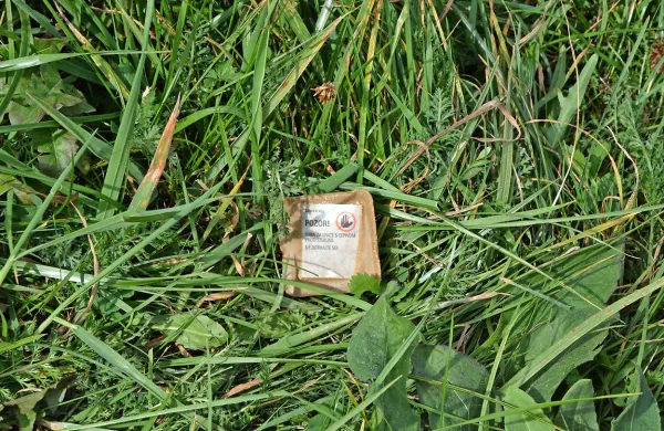 Če v naravi opazite odvržene vabe, se jih ne dotikajte.