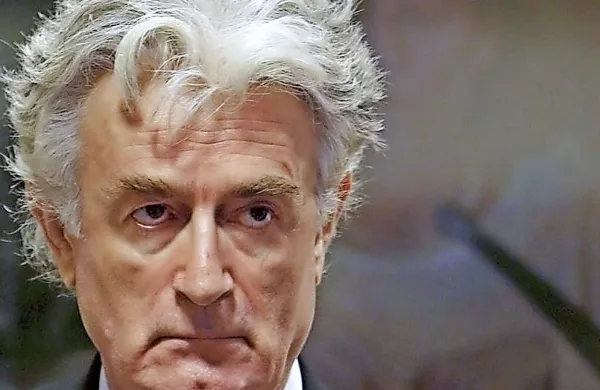Nekdanji predsednik Republike srbske Radovan Karadžić je prek 
telefona v soboto sodeloval na neki razpravi v Črni gori in tako iz 
zapora haaškega sodišča širil svoje nacionalistične teze. 