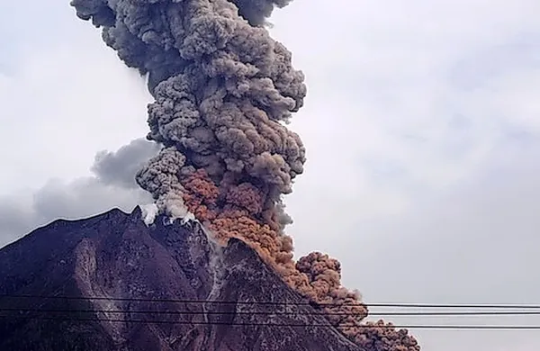 Ognjenik na gori Sinabung na indonezijskem otoku Sumatra 