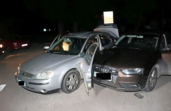 Ford, poln prebežnikov, je bočno trčil v policijski službeni audi 
A4.