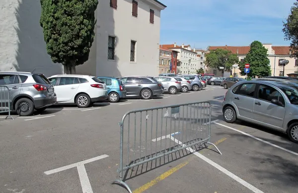 Vožnja in parkiranje na delu Trga Brolo ob mestni stolnici do konca 
meseca ne bosta dovoljena. 